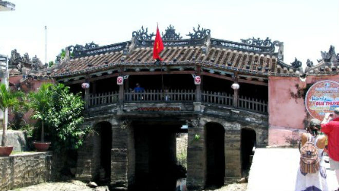 Dọc bờ sông Hoài từ Chùa Cầu đến cầu Cẩm Nam (Hội An) có nguy cơ bị sạt lở nghiêm trọng nếu không có kè bảo vệ 