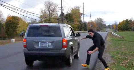 Nhảy lộn vòng giữa đường suýt bị ôtô đâm