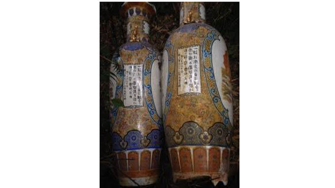 Bài thơ trên đôi lục bình bằng gốm tại chùa Vân Tiêu được cho rằng có nội dung tục. 