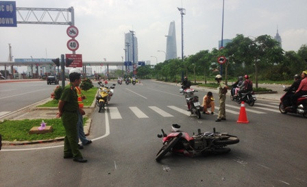 Hiện trường vụ tai nạn trước hầm vướt sông Sài Gòn làm một phụ nữ trọng thương.