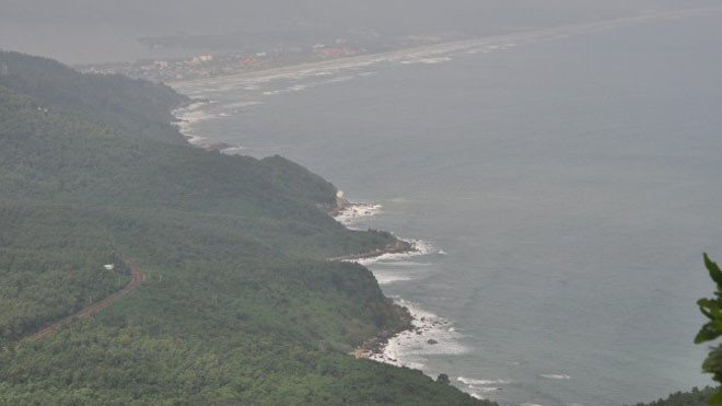 Vịnh Lăng Cô trong tầm nhìn của dự án khu du lịch World Shine trên đèo Hải Vân. Ảnh: Thanh Hải 