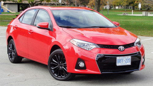 Phiên bản đặc biệt nổi bật với ngoại hình thể thao nhờ tông màu tương phản mạnh mẽ.