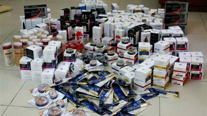 Đa dạng chủng loại hàng xách tay nhưng khó biết được chất lượng thật giả. Ảnh: HHBL.