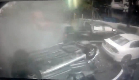 Ôtô rơi từ tầng 4 bãi đỗ, nữ tài xế tử vong