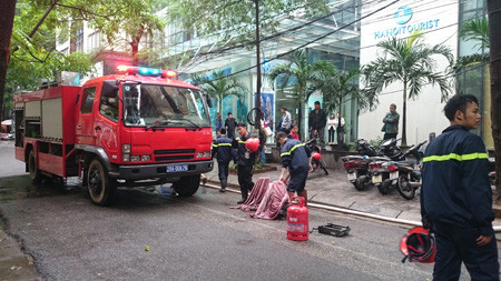 Vụ việc xảy ra khoảng 7h30 sáng nay, 7/11, tại quán Hoa Lan (số 6A Phạm Sư Mạnh, quận Hoàn Kiếm, Hà Nội). 