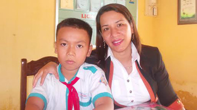 Em Lê Trung Nguyên cùng cô giáo Hồ Thị Như Lê (người trực tiếp hướng dẫn em làm sản phẩm). 