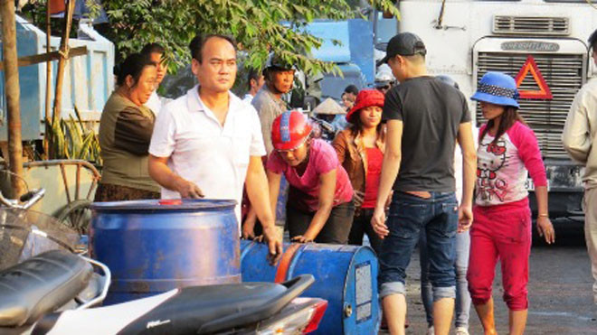 Người dân phối hợp với cơ quan chức năng ứng cứu sự cố về môi trường này 