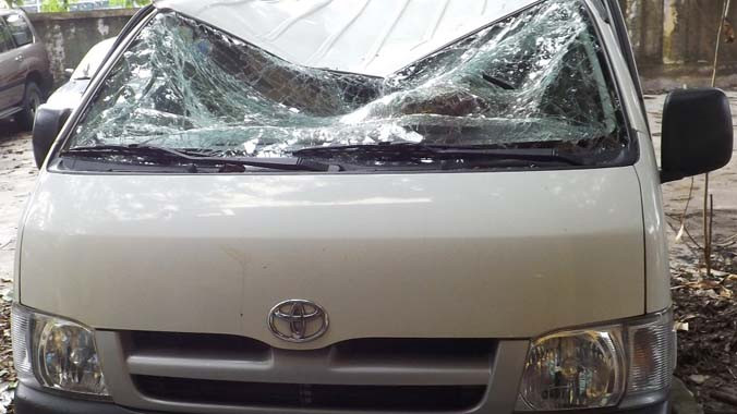 Chiếc xe cứu thương bị bẹp nóc, vỡ kính trước sau cú rơi từ trên cao của nạn nhân Tr. 