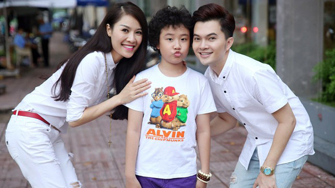 "Psy nhí" Việt - Hoàng Anh (giữa) tạo dáng cùng Quế Vân và Nam Cường