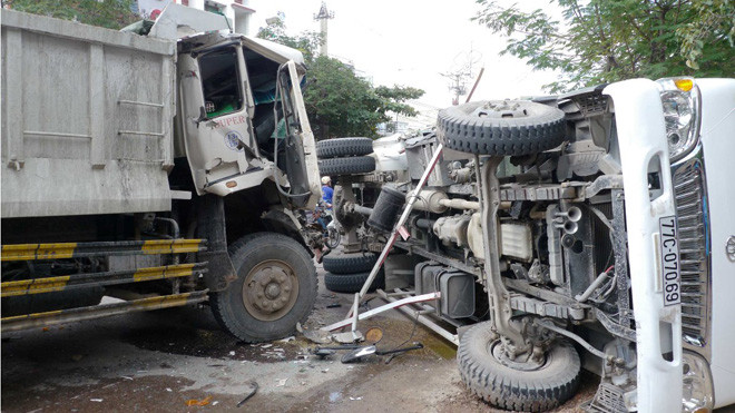 Xe tải lật nhào trên phố Trần Hưng Đạo, người qua đường khiếp vía