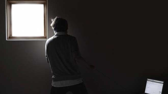 Không ít thanh niên Nhật Bản đang trải qua giai đoạn tự nhốt mình và xa lánh xã hội. Ảnh: Japan Times 