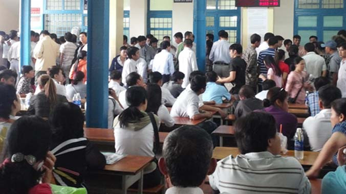 Tình trạng quá tải tại điểm tiếp nhận hồ sơ cấp, đổi GPLX số 51/2 Thành Thái, P.14, Q.10 sáng 12.11 - Ảnh: Thanh Đông (Thanh Niên). 