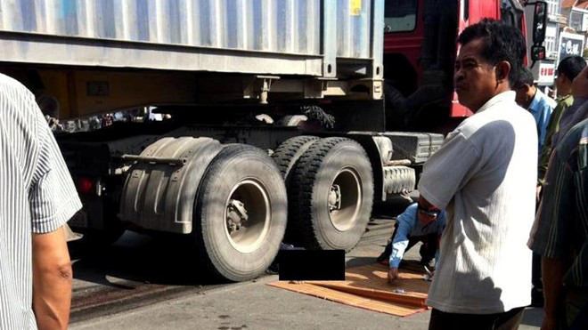 Thi thể nạn nhân mắc kẹt dưới gầm xe sau va chạm. Ảnh: Nhân chứng cung cấp.