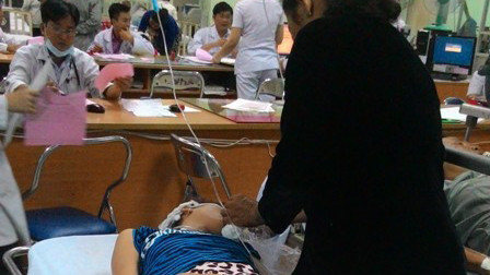 Chị Q. khi được đưa đến bệnh viện cấp cứu.