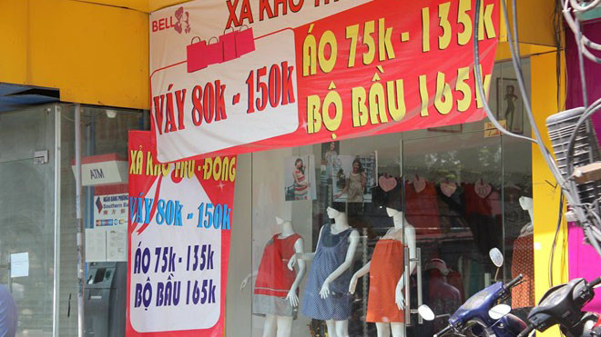 Nhiều shop quần áo giảm giá cao nhưng người mua hàng vẫn bị hớ. Ảnh: Ngọc Lan/ Zing