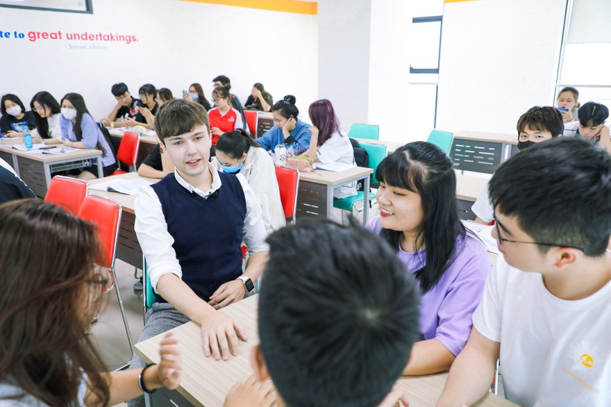 Đại học song ngữ quốc tế là môi trường tốt để nâng trình tiếng Anh