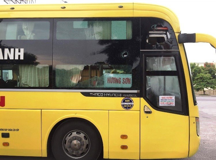 Khởi tố 8 đối tượng dùng gạch đá ném xe ô tô khách trong đêm