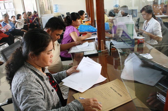 Nhiều cơ quan ở TPHCM luôn trong tình trạng quá tải do số lượng hồ sơ giải quyết quá lớn