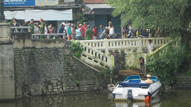 Lực lượng chức năng vớt xác nạn nhân