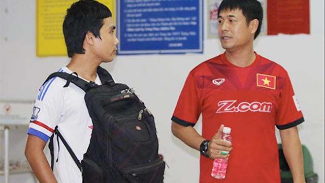 Anh Vũ gặp trực tiếp HLV Hữu Thắng nộp đơn xin ứng thí. Ảnh: Anh Khoa.