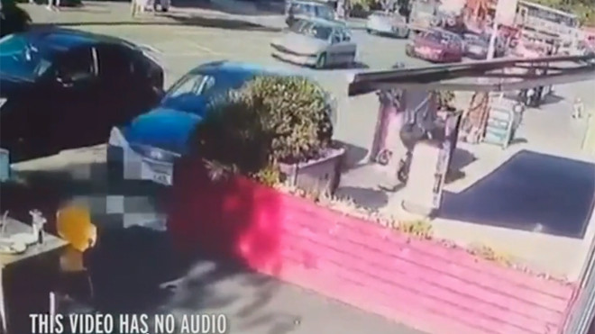 Ông bố cứu mạng con gái khỏi xe điên trong tích tắc