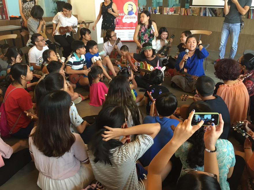 Các bạn nhỏ ngồi quây quần bên "thầy giáo nhí" Jayden.