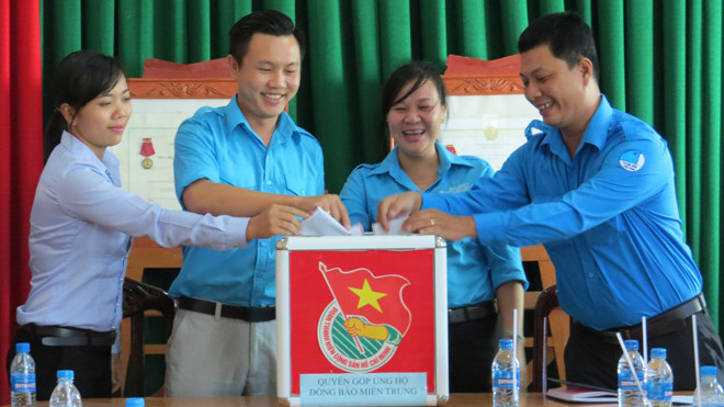 Quyên góp ủng hộ đồng bào miền Trung