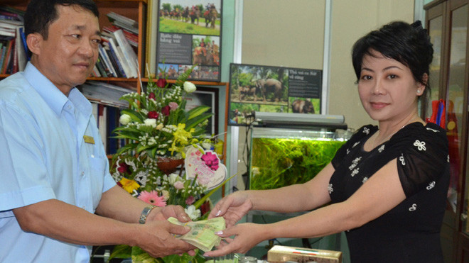 Đại diện báo Tiền Phong tiếp nhận tiền quyên góp 