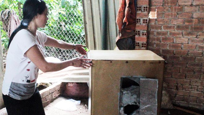 Một khổ chủ ở Lâm Hà bên chiếc két sắt bị trộm đục phá 