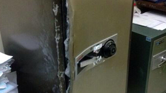 Sơn phá két nhưng chưa lấy được tiền. Ảnh: Hà Hoàng.