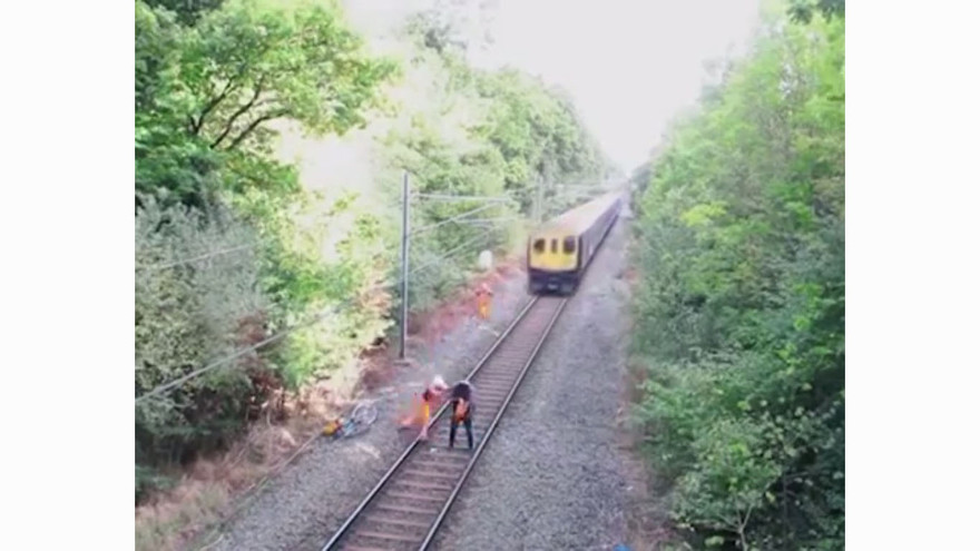 Nhân viên đường sắt liều mình cứu người khi tàu lao tới