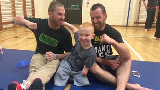 Marshall Janson cùng người bạn của gia đình là Colin Trevorrow (trái) và một đấu sĩ khác. Ảnh: Daily Mail