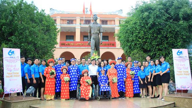 Các cặp đôi chụp ảnh kỷ niệm cùng đông đảo đoàn viên thanh niên Quận Đoàn 10.