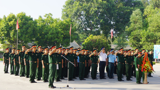 Học viên tham dự lớp bồi dưỡng dâng hương tưởng niệm 22 Anh hùng liệt sỹ của Trường Sĩ quan Chính trị