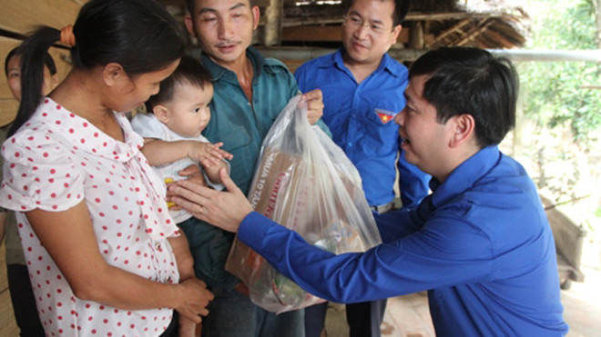 Bí thư T.Ư Đoàn Nguyễn Long Hải thăm hỏi, trao quà cho hộ gia đình anh Đặng Văn Hạnh, xóm 5 Hòa Hải, Hương Khê chịu thiệt hại nặng trong mưa lũ. 