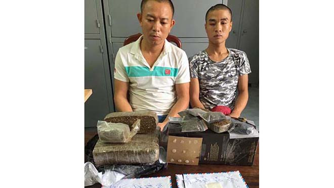 Nghi can Văn và Đức bị bắt cùng tang vật. Ảnh: C.A