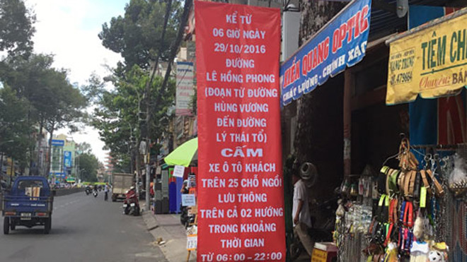 Băng rôn cấm xe khách 25 chỗ trở lên lưu thông trên đường Vĩnh Viễn từ 6h đến 22h hằng ngày sẽ có hiệu lực từ ngày 29/10.