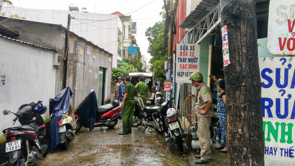 Lực lượng chức năng phong tỏa hiện trường, điều tra vụ việc.