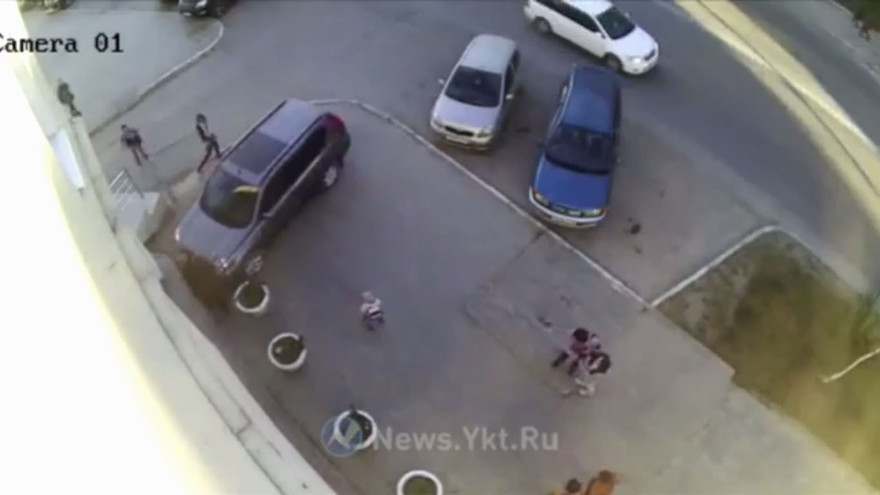 Hai phụ nữ bị ôtô giật cục chèn liên tiếp vào tường