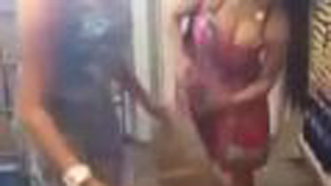 Choáng với chiêu trộm đồ của hai kiều nữ ăn diện mát mẻ