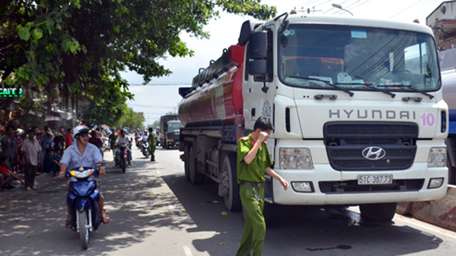 Xe bồn gây tai nạn. Ảnh: Sơn Hòa