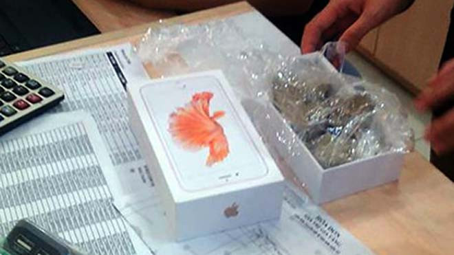 Chiếc iPhone 6 chẳng thấy đâu, bên trong chứa đầy sỏi đá. 