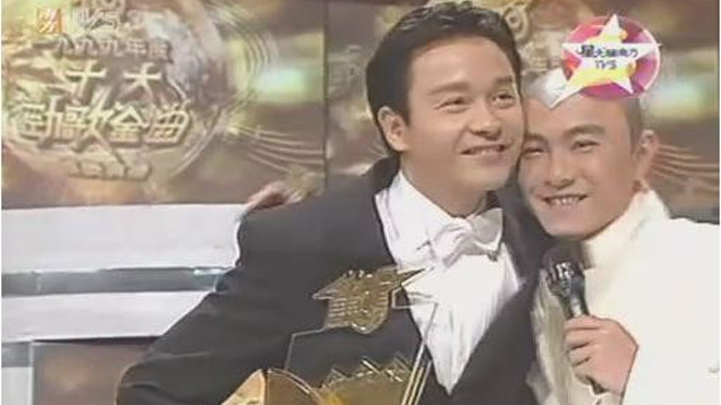 Trương Vệ Kiện được cố nghệ sĩ Trương Quốc Vinh nâng đỡ. Ảnh: Nam Đô.