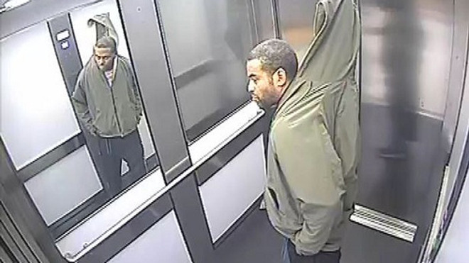 Tên trộm trong thang máy. Ảnh: PA