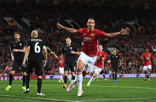 Ibra chia vui sau pha đánh đầu đem lại chiến thắng 1-0 khi gặp Zorya hôm 29/9. Ảnh: Reuters