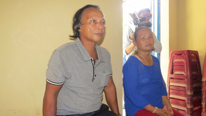 Ngư dân Nguyễn Thuyến đến sớm để làm thủ tục nhận tiền chi trả từ Formosa. Ảnh: Võ Thạnh.