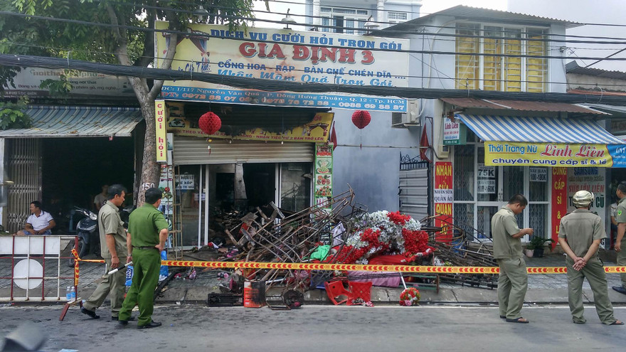 Đến 10h hôm nay, cơ quan chức năng vẫn đang phong toả hiện trường để điều tra vụ cháy làm hai vợ chồng và con gái chết thảm.