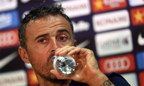 Enrique tức giận vì bị rò rỉ thông tin mật. Ảnh: EPA.