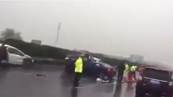 Gần 50 ôtô tan nát trên cao tốc sau tai nạn liên hoàn