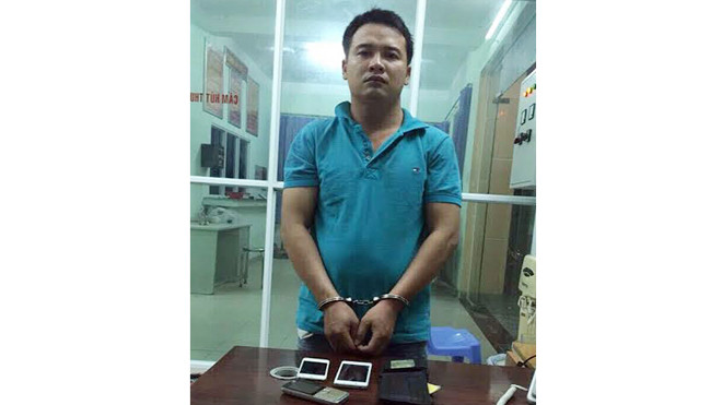 Tên cướp bị thiếu nữ lao xe máy vào bắt giữ. Ảnh: C.A